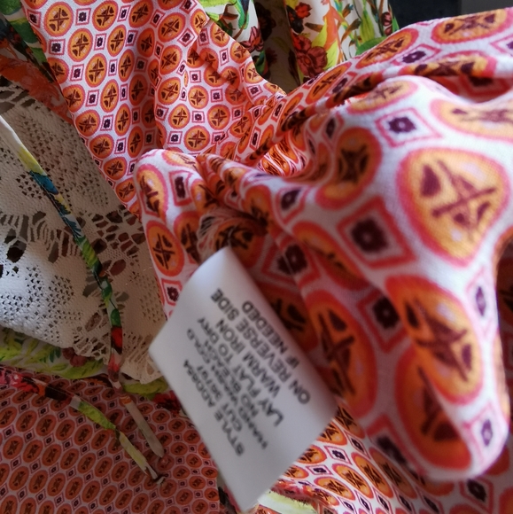 figuercaeflower,size M,V-neck women's top with an exotic flair - Picture 4 of 4